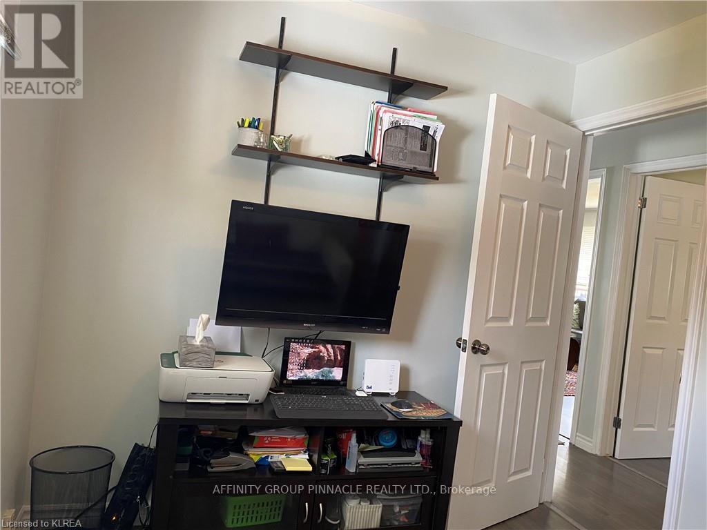 6 DICKSON ST