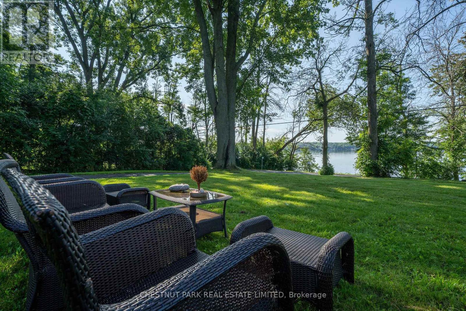 946 LAKESIDE DR