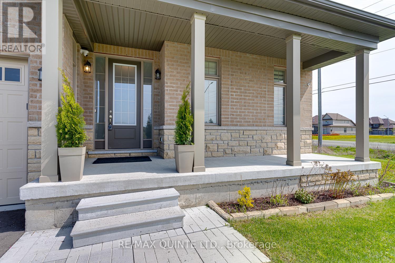 2 SUMMER BREEZE DR