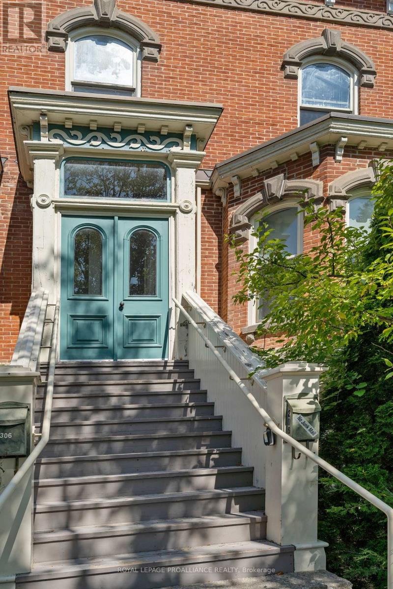 #206 -10 PATTERSON ST, #206
