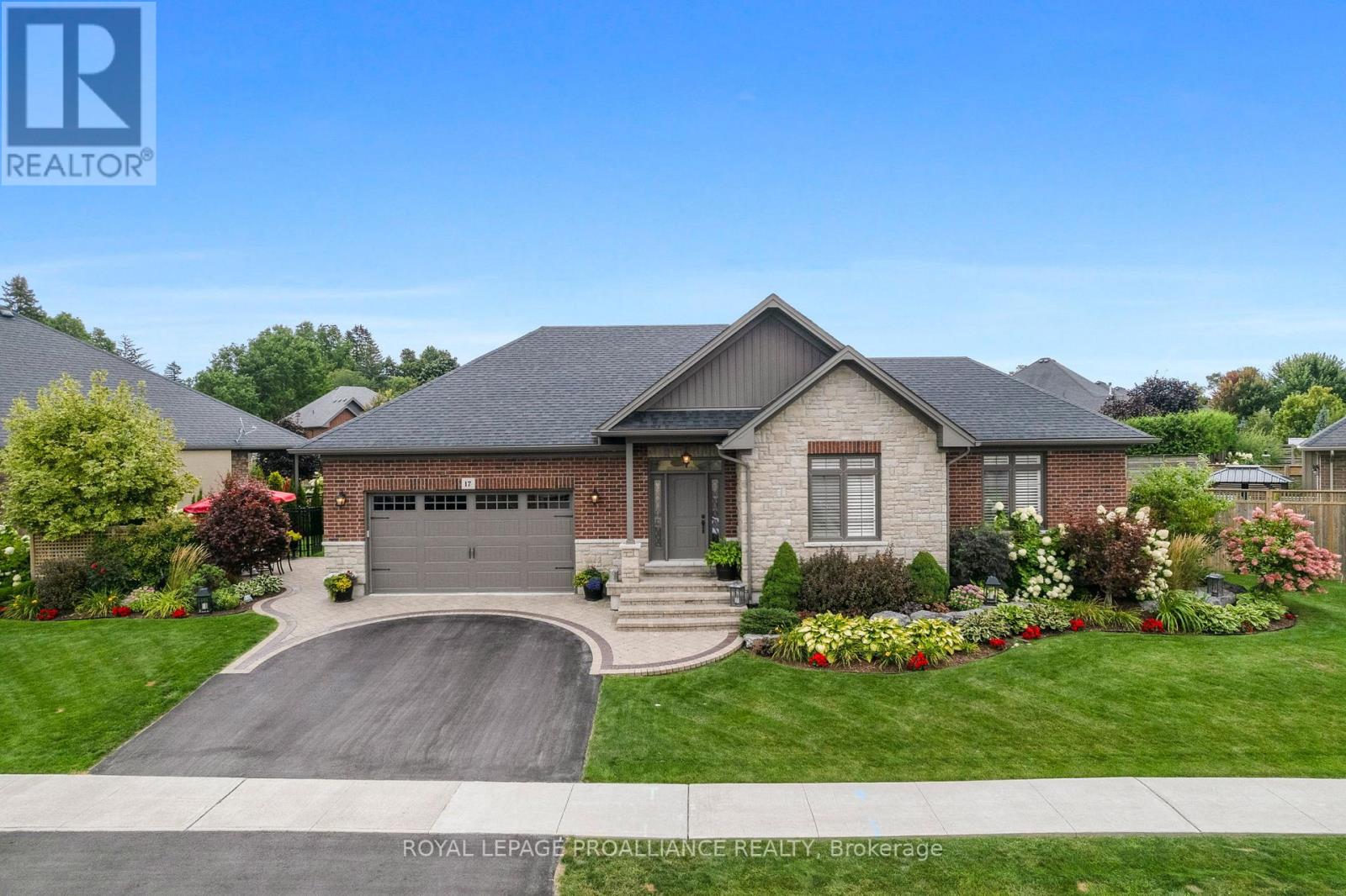 17 ROSSLYN DR