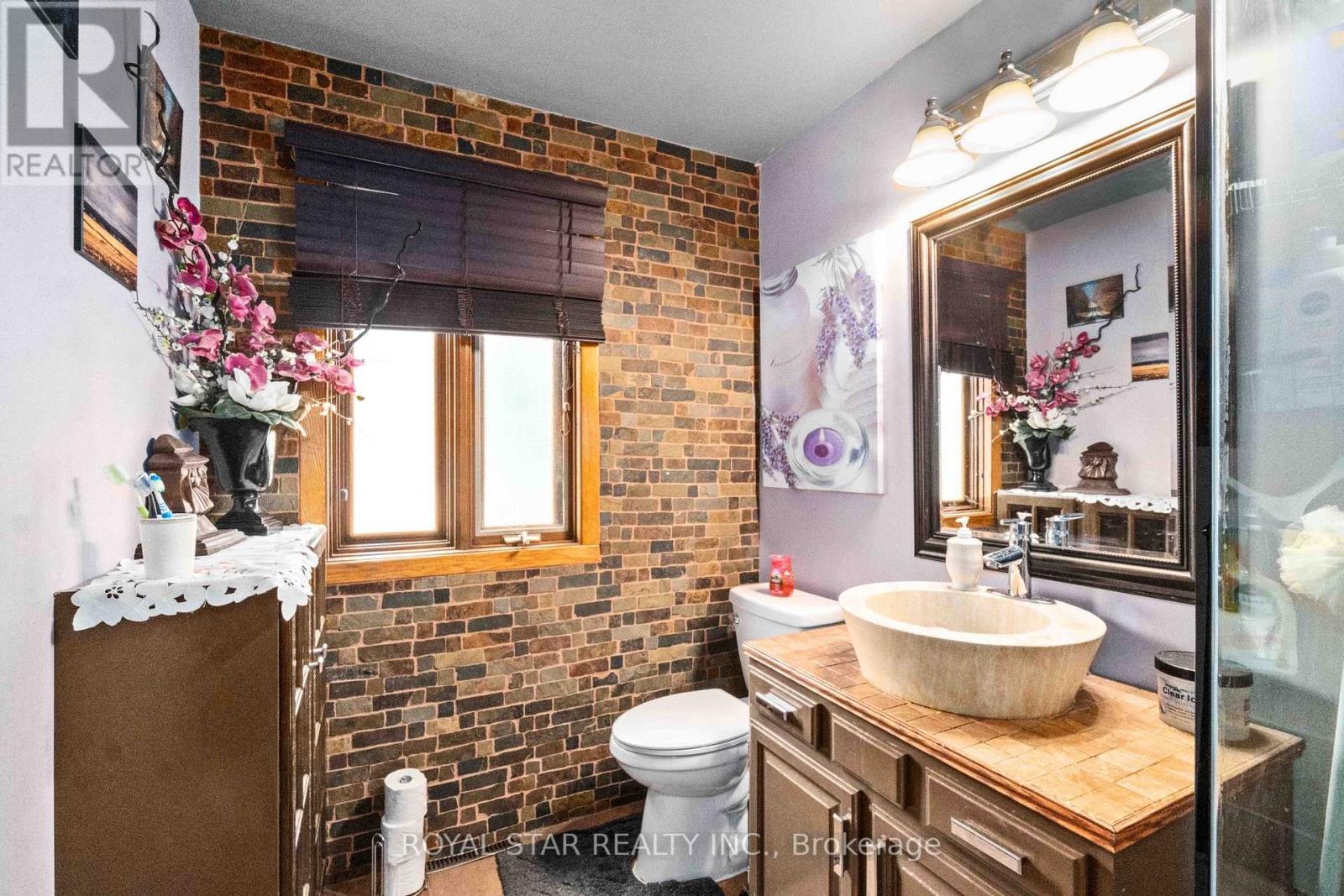 888 KENYON CRES