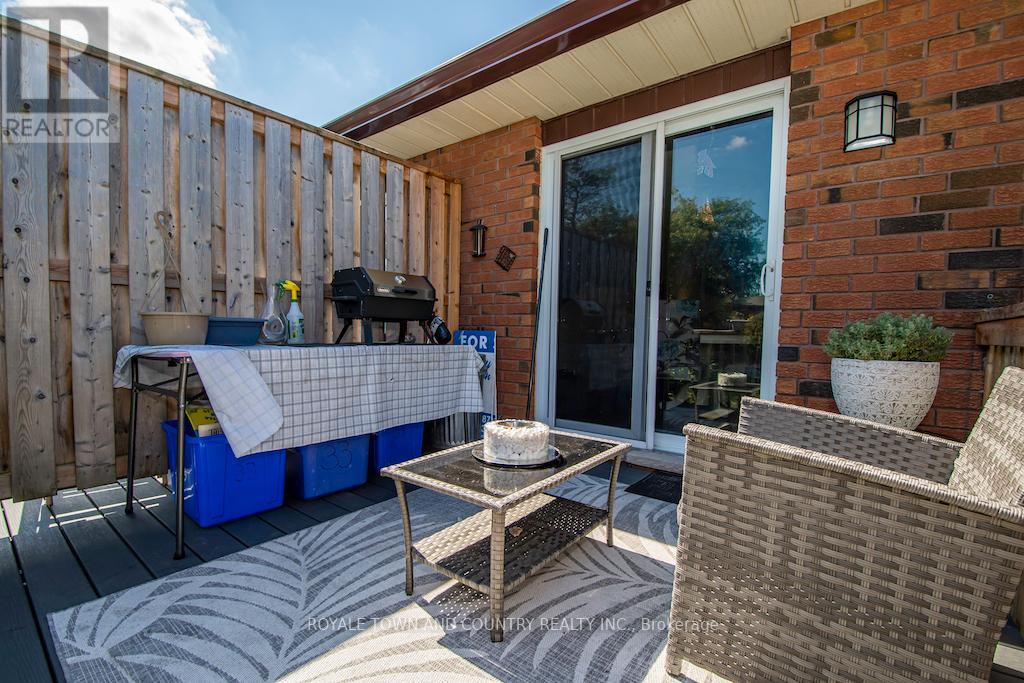 #33 -115 MARY ST W, #33