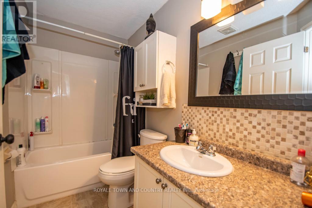 #33 -115 MARY ST W, #33