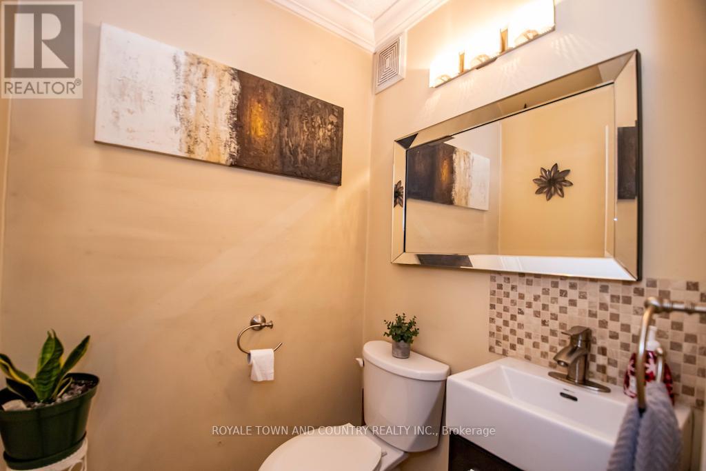 #33 -115 MARY ST W, #33