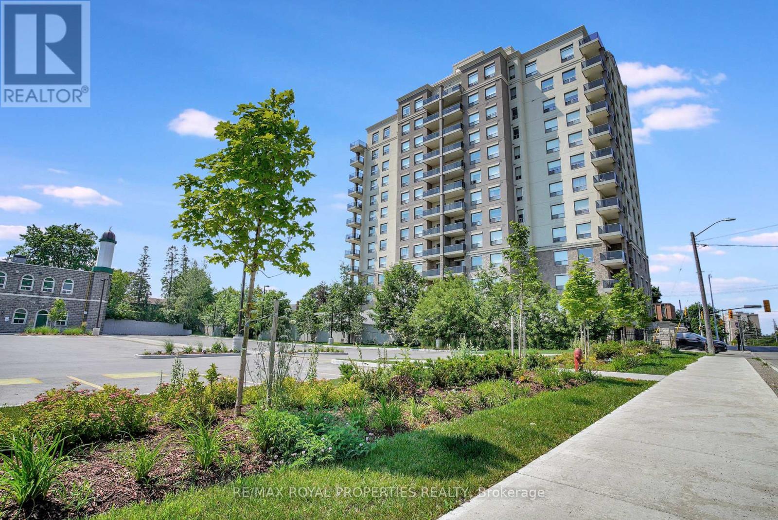 #402 -223 ERB ST W, #402