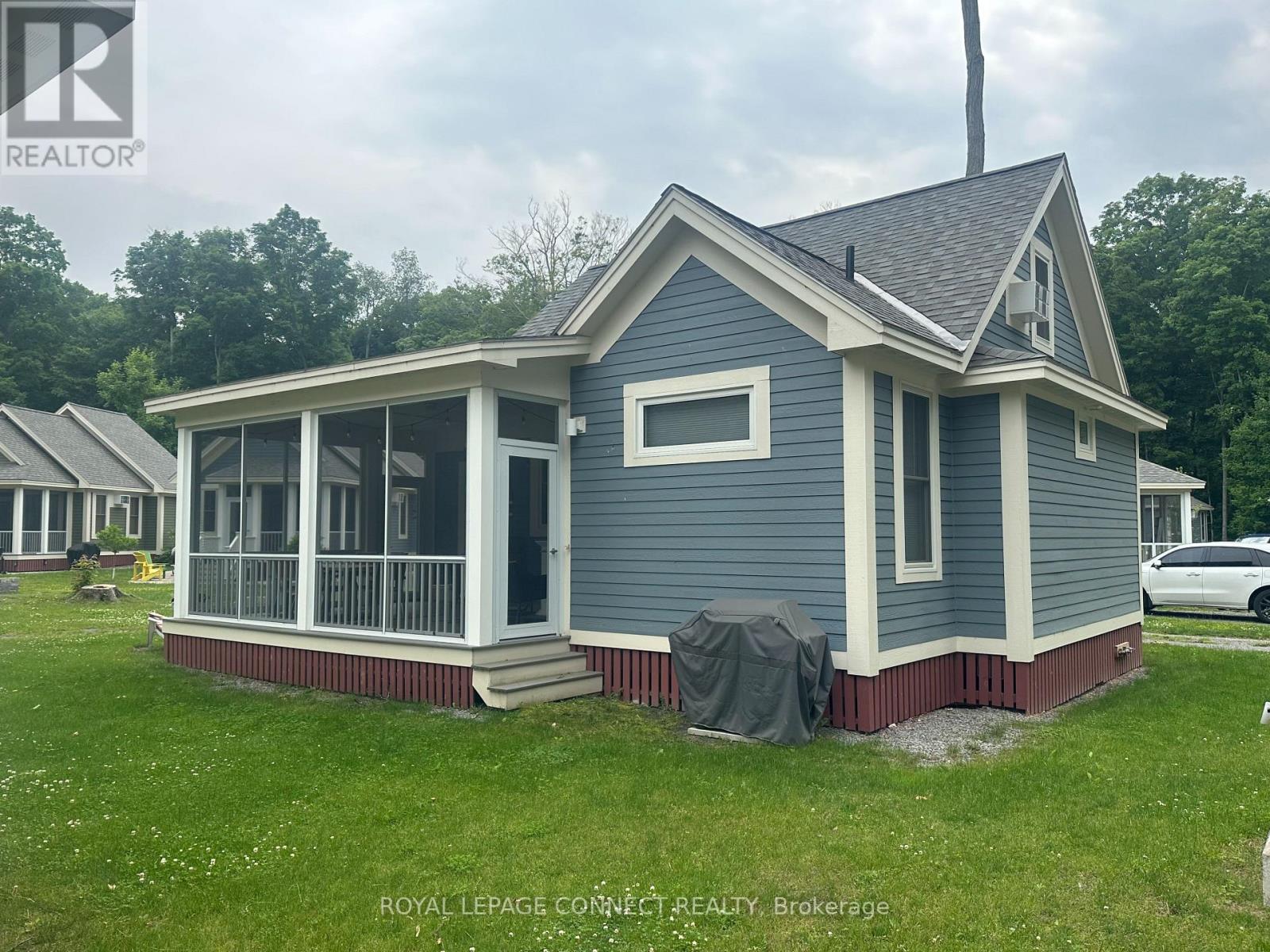 #219 -11 HOLLOW LANE, #219