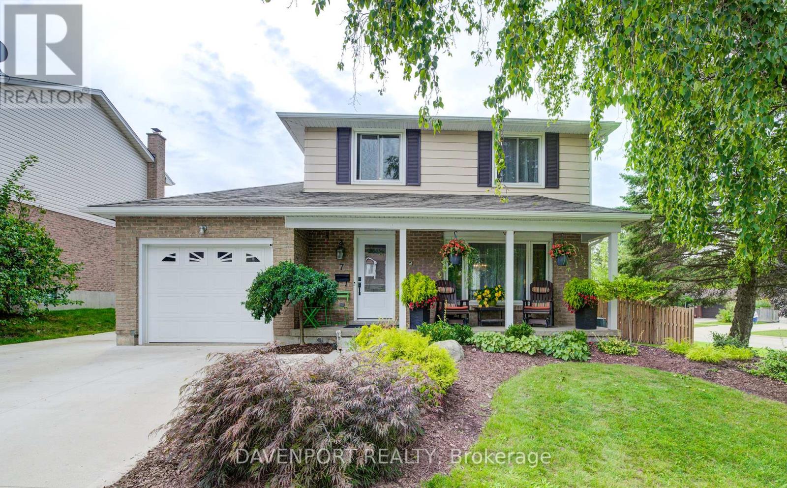 7 VINTAGE CRES