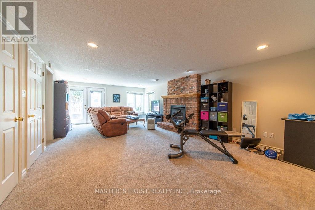 648 BEECHWOOD DR