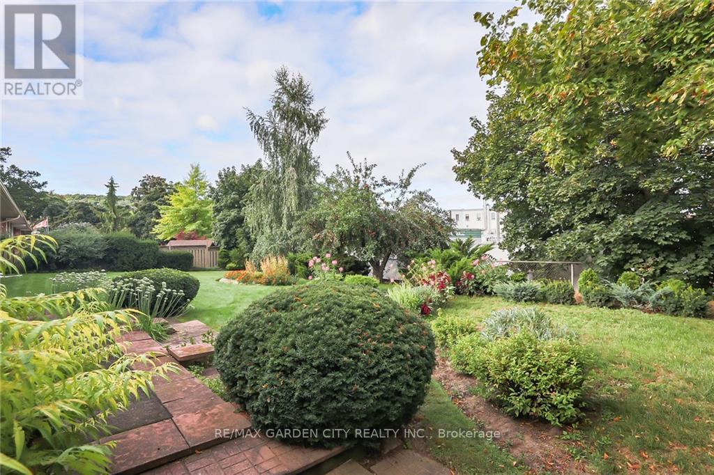 5 LYNNWOOD AVE