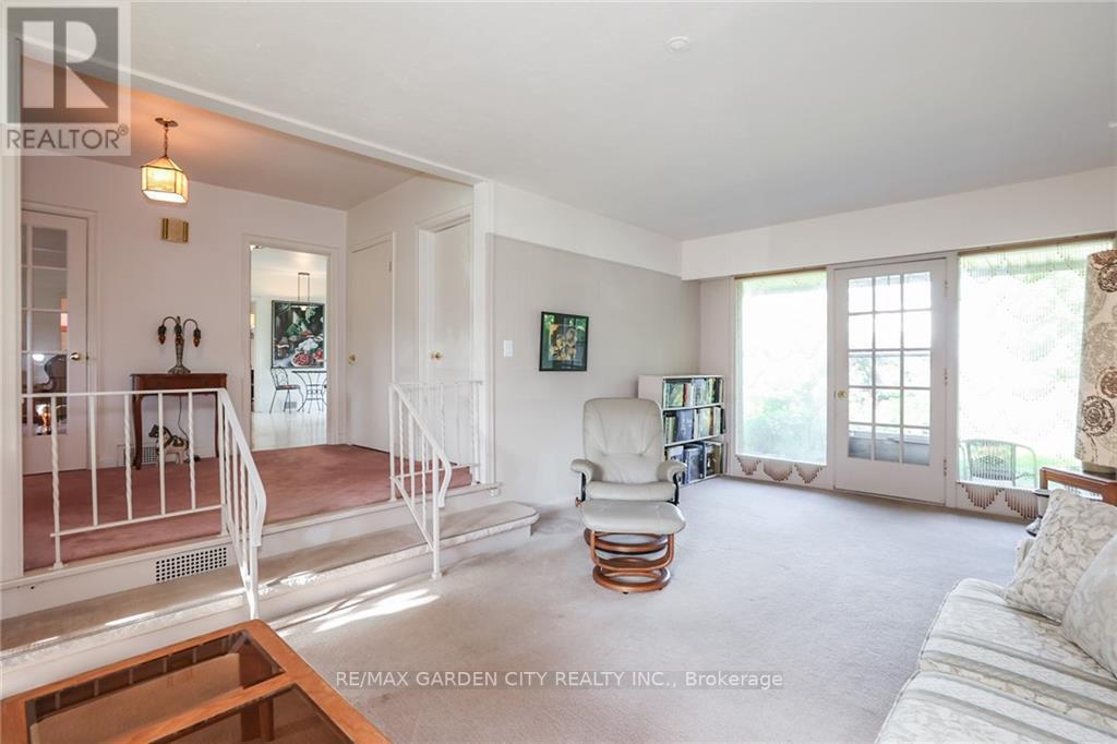 5 LYNNWOOD AVE