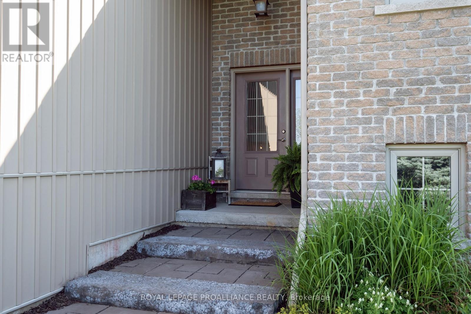 212 PINE HILL CRES