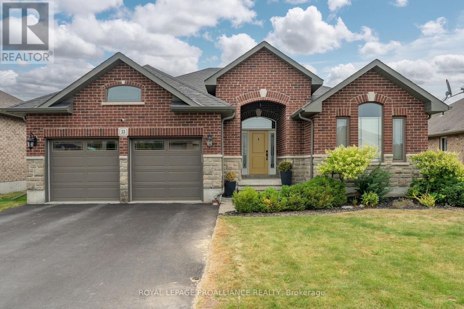33 HAMPTON RIDGE DR