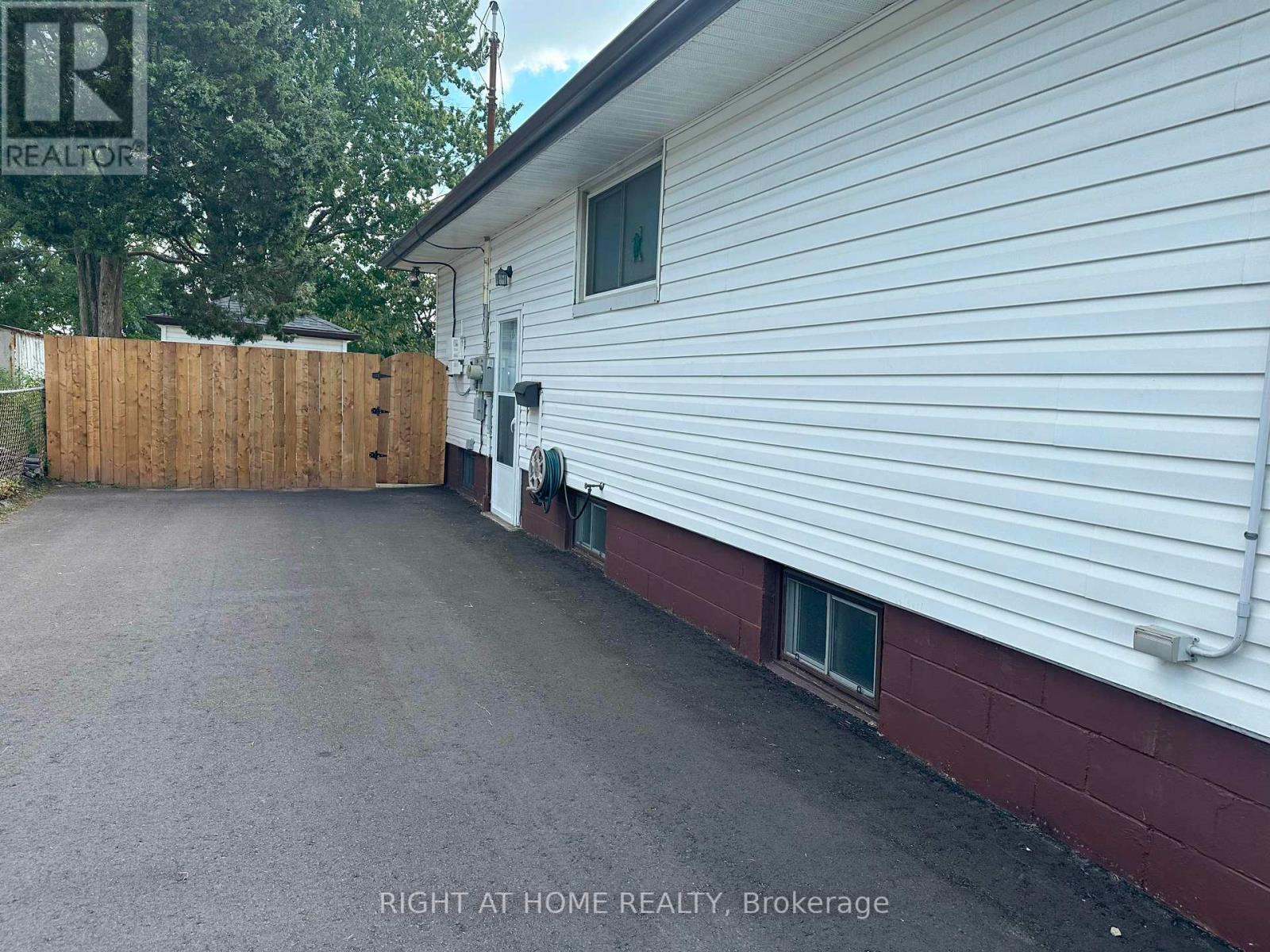 943 UPPER GAGE AVE