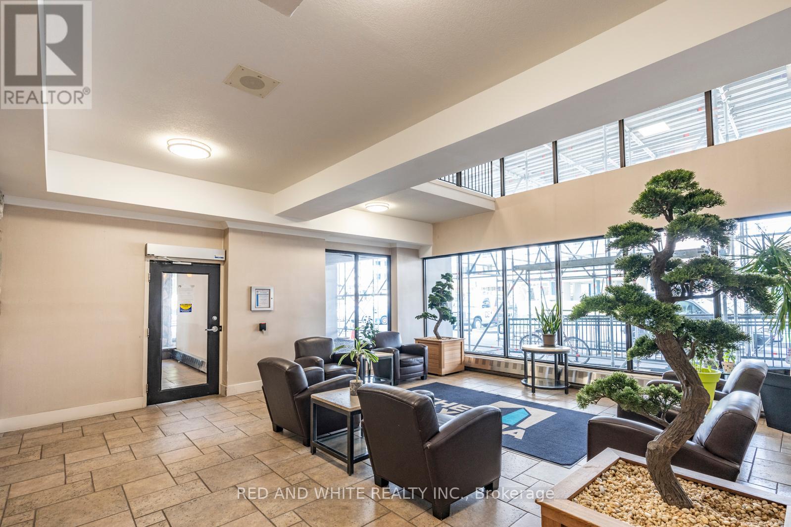 #405 -150 CHARLTON AVE E, #405
