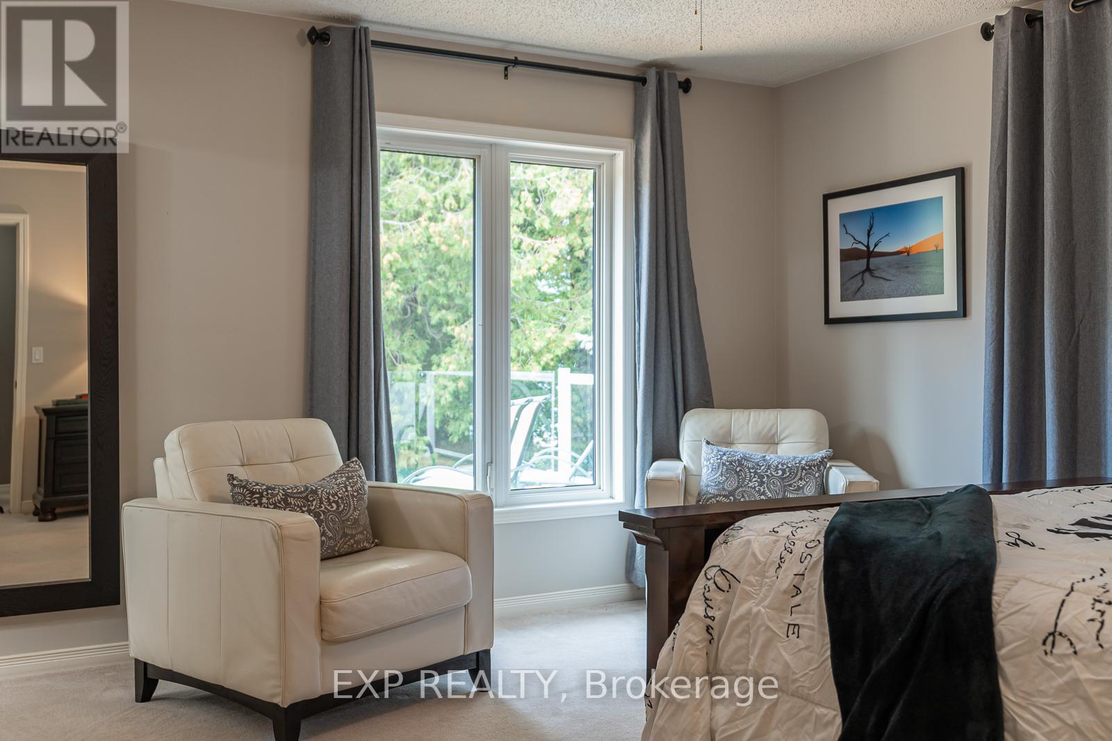 168 QUEEN'S BUSH DR