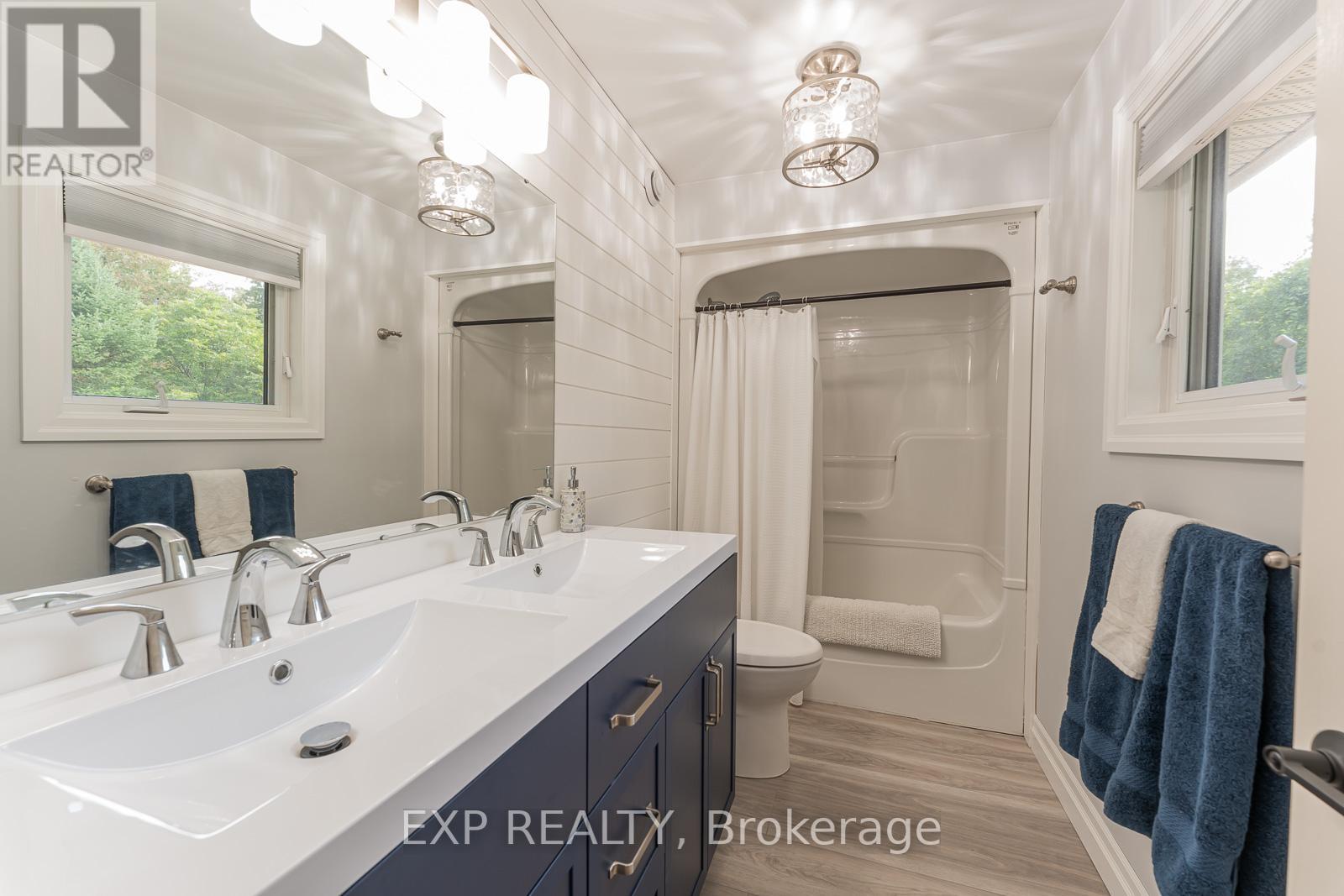 168 QUEEN'S BUSH DR