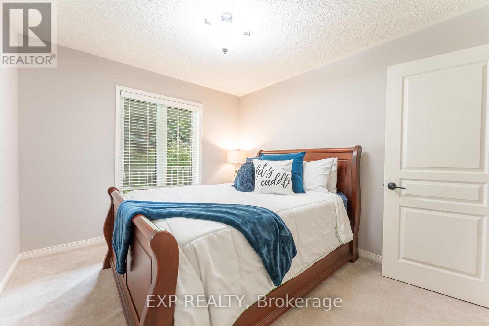 168 QUEEN'S BUSH DR