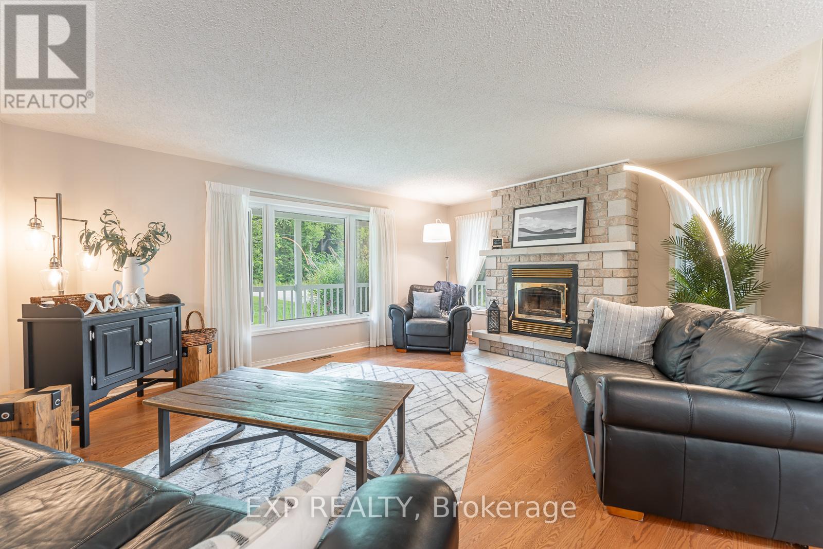 168 QUEEN'S BUSH DR