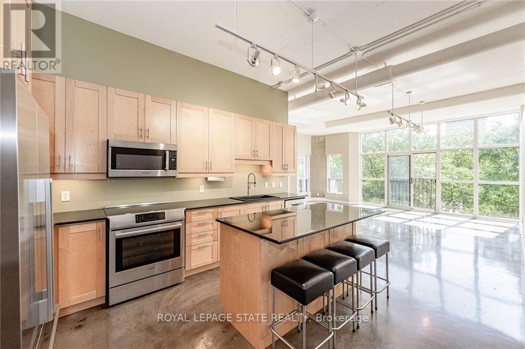 #401 -66 BAY ST S, #401