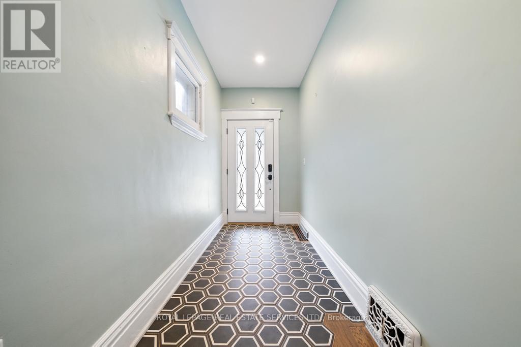 #UPPER -11 LORNE AVE, #Upper