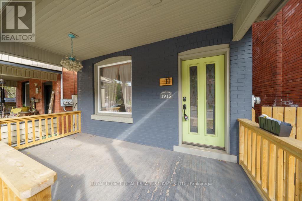 #UPPER -11 LORNE AVE, #Upper