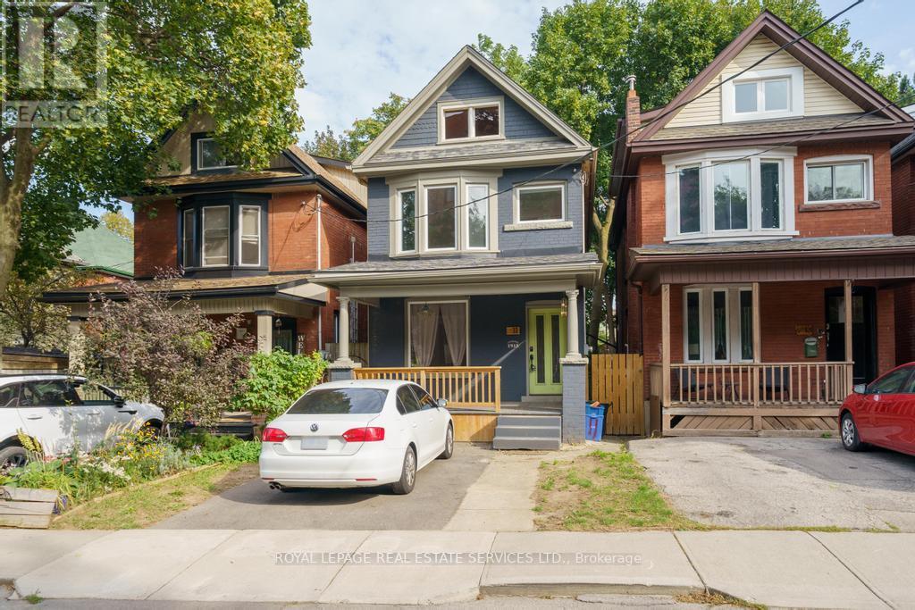 #UPPER -11 LORNE AVE, #Upper
