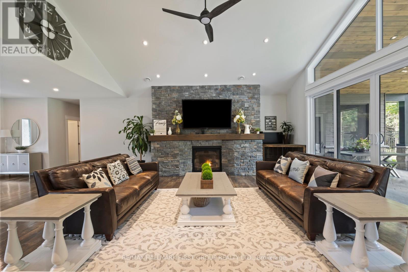 #13 -1080 APPLEWOOD LANE, #13