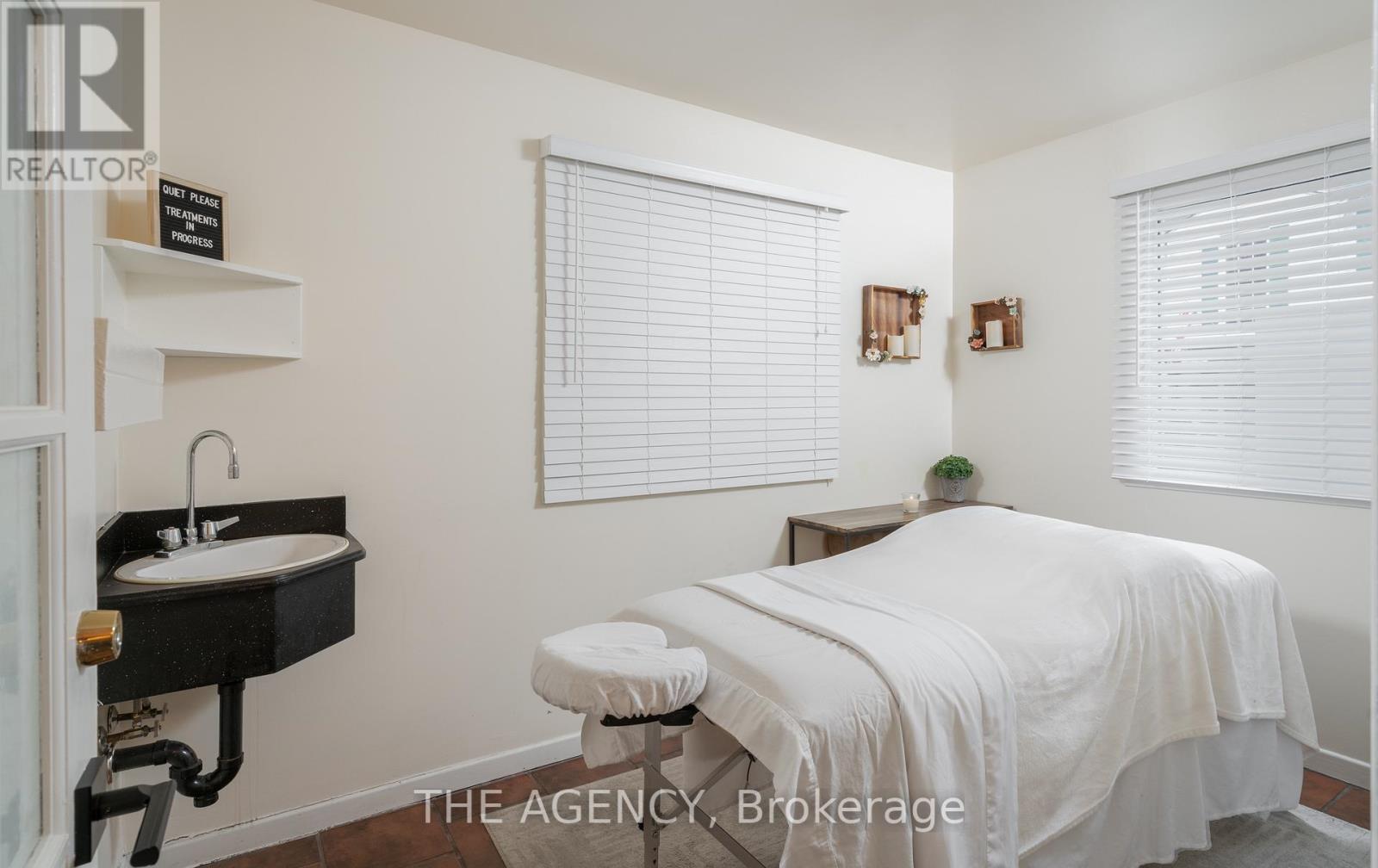 1090 SHERWOOD RD