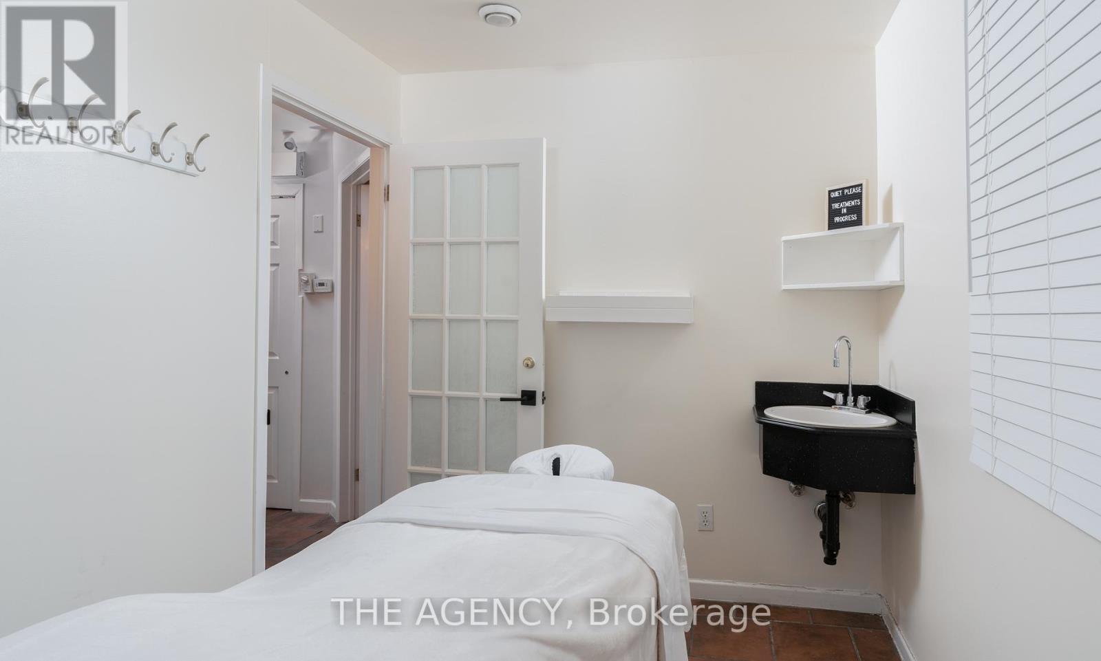 1090 SHERWOOD RD
