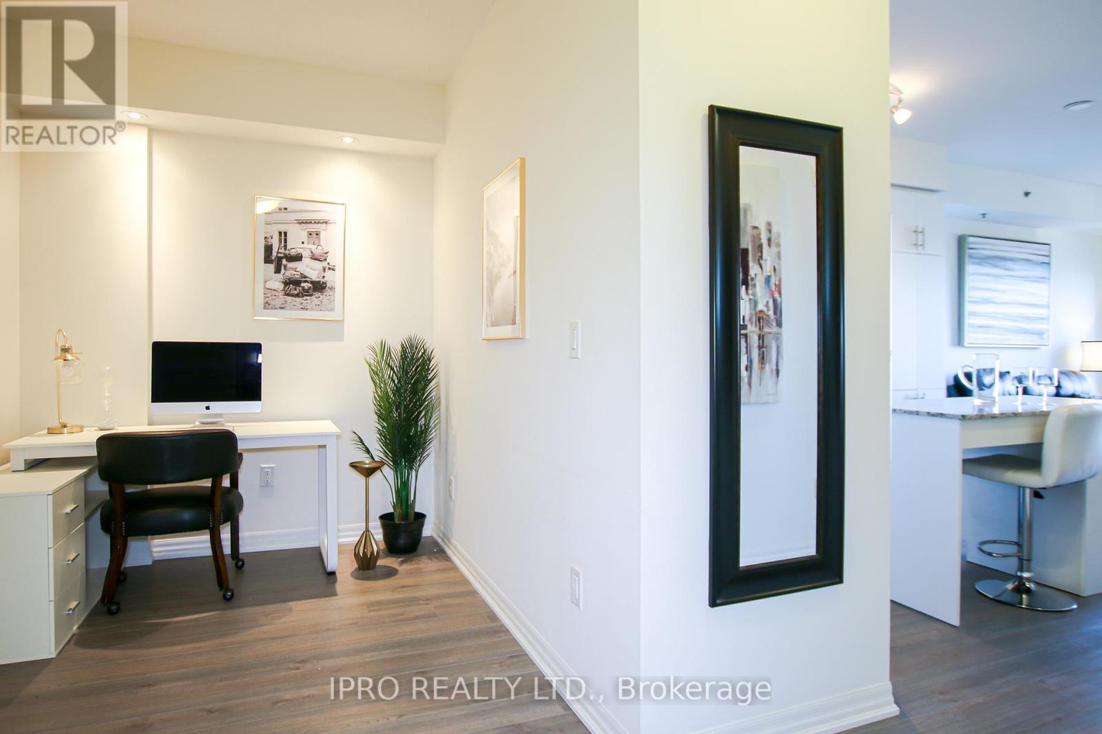 #309 -560 NORTH SERVICE RD, #309