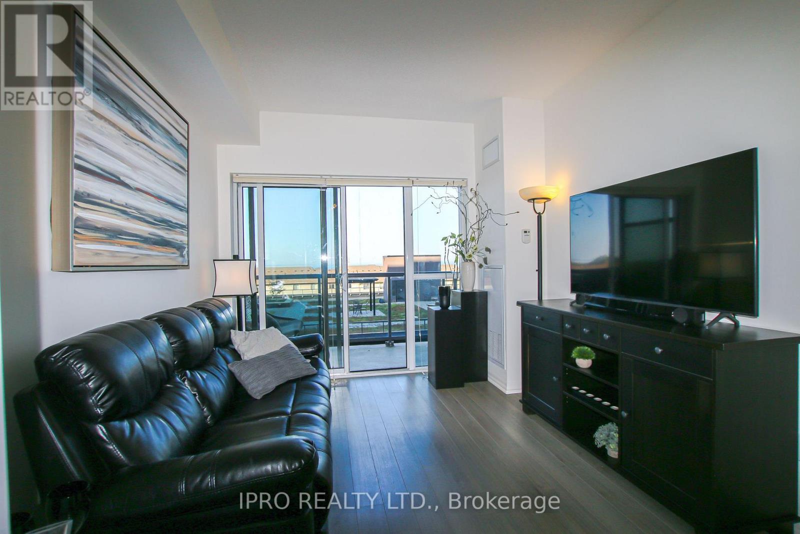 #309 -560 NORTH SERVICE RD, #309