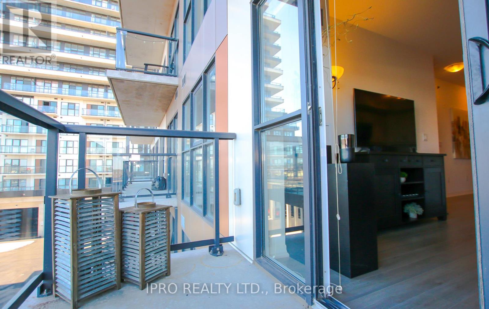 #309 -560 NORTH SERVICE RD, #309