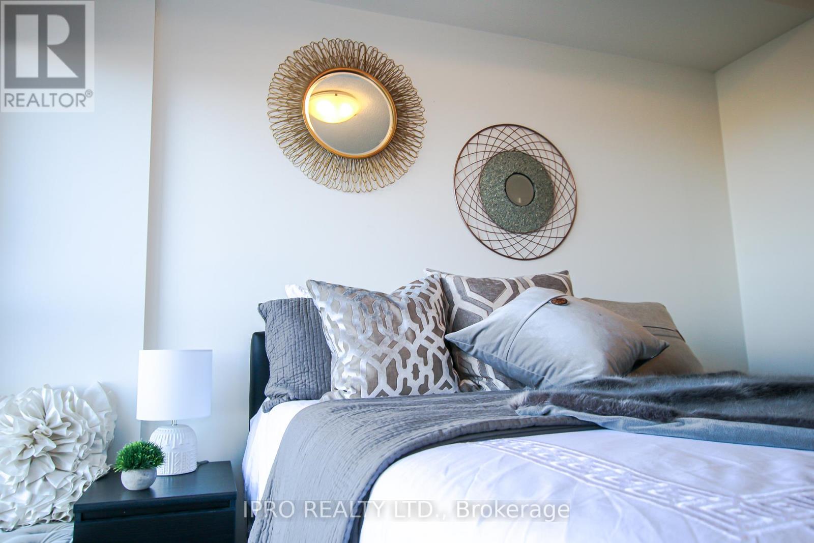 #309 -560 NORTH SERVICE RD, #309