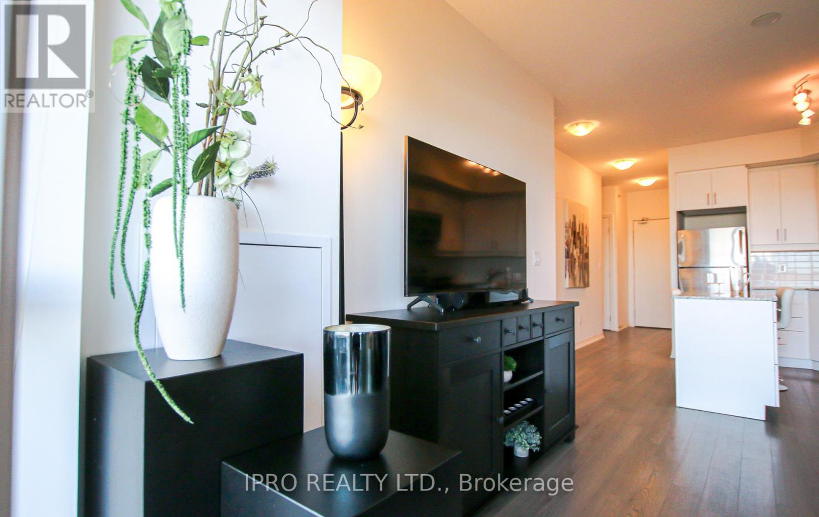 #309 -560 NORTH SERVICE RD, #309