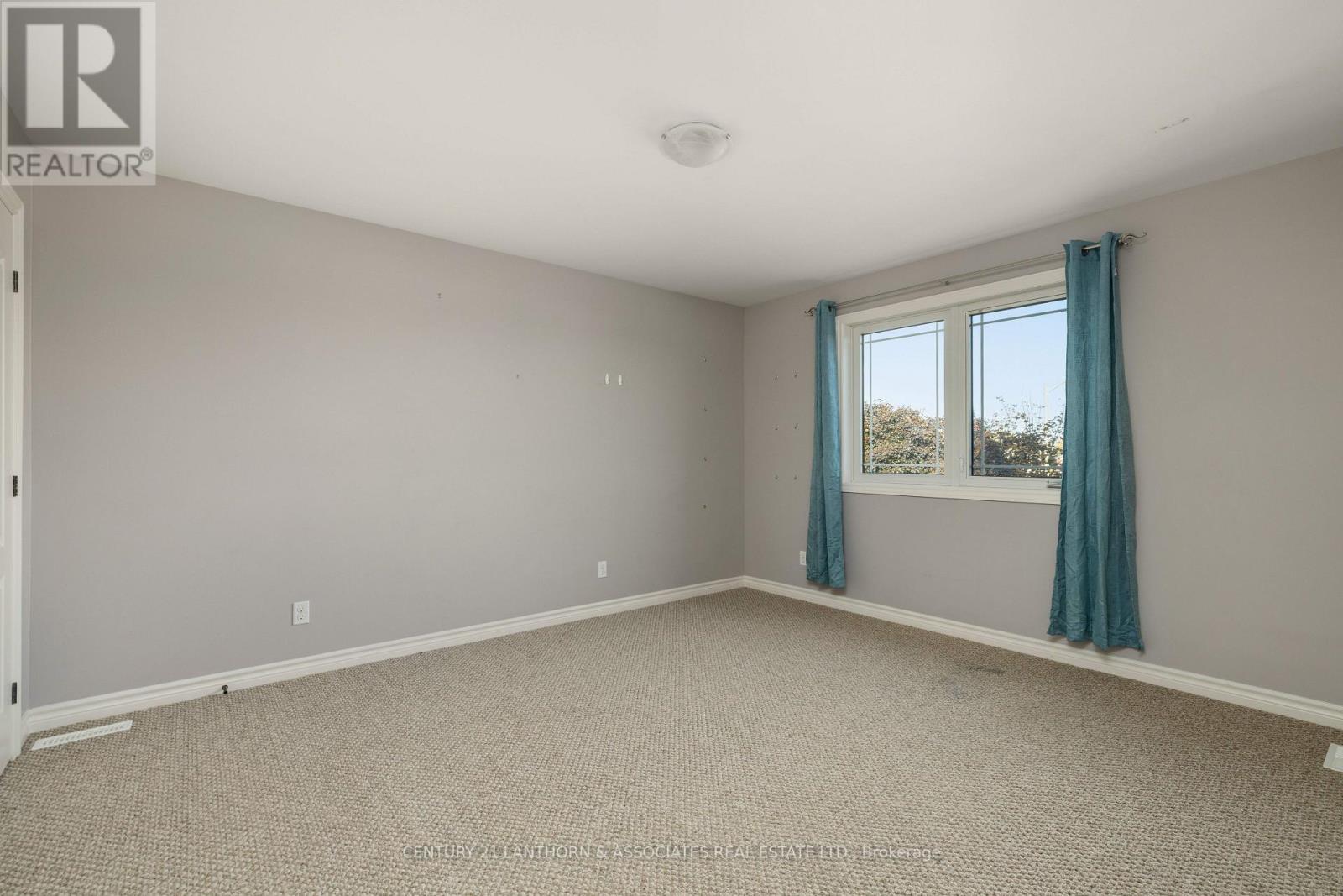 16 ASHWOOD CRES