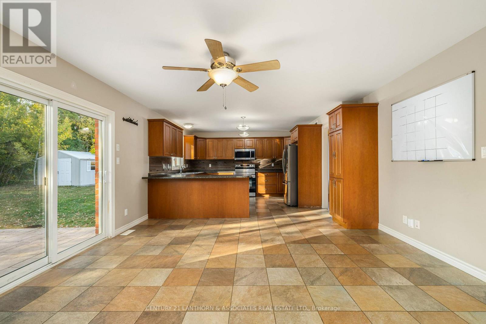 16 ASHWOOD CRES