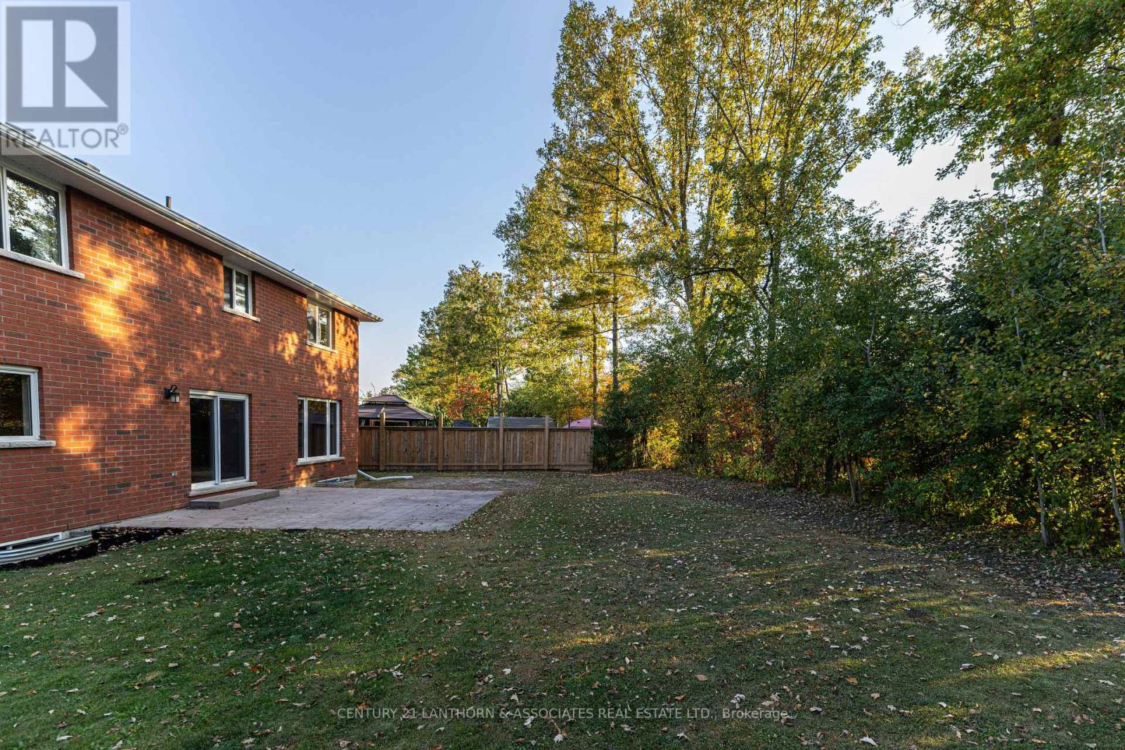 16 ASHWOOD CRES