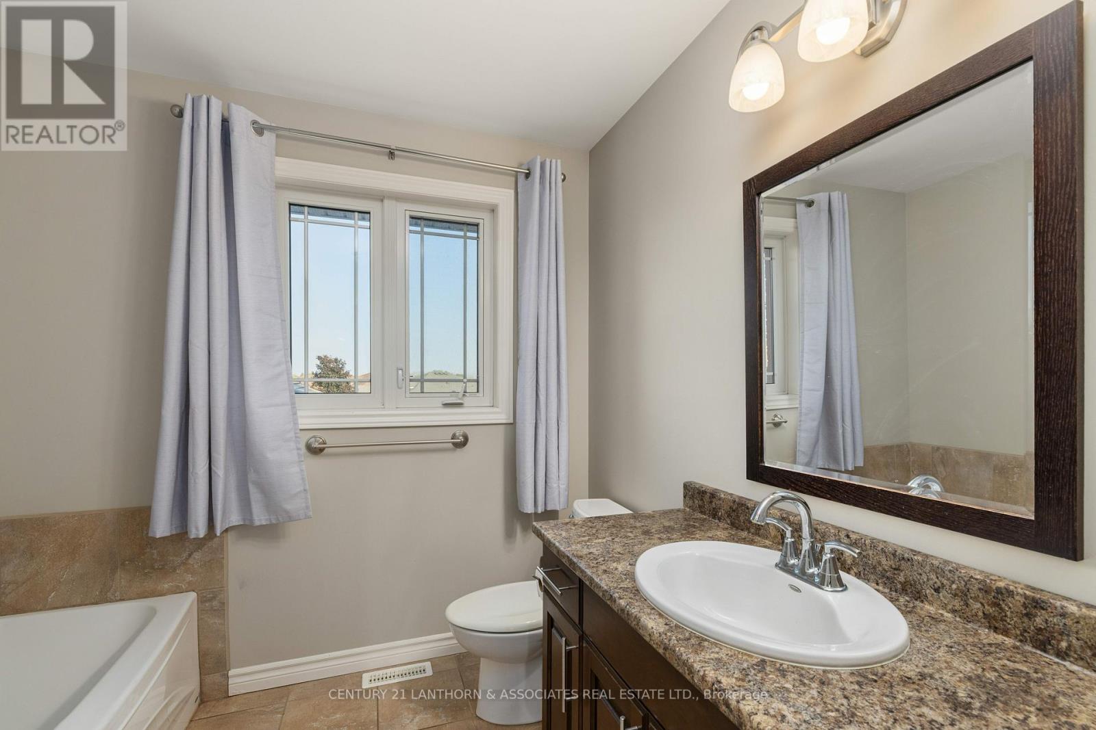 16 ASHWOOD CRES