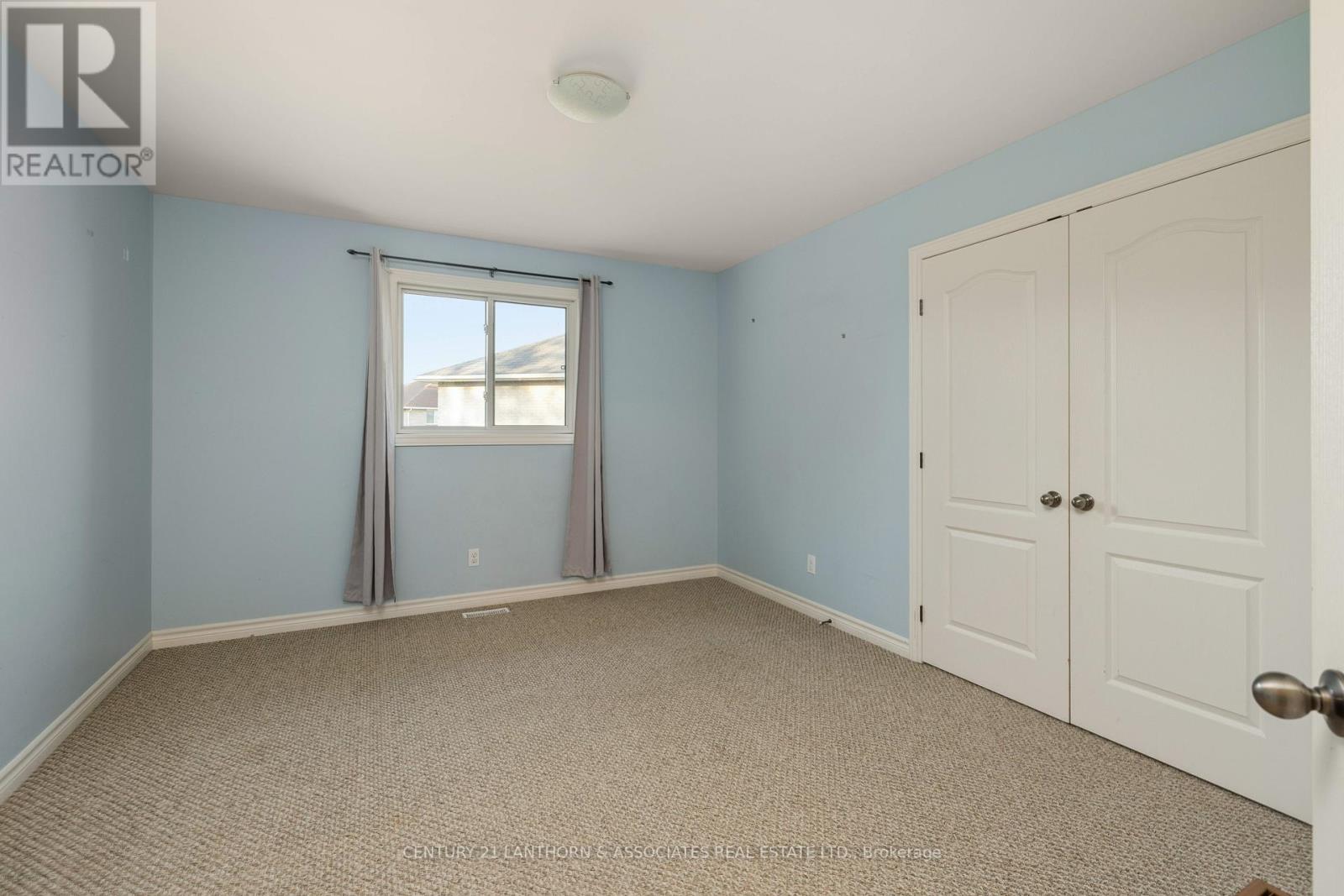 16 ASHWOOD CRES