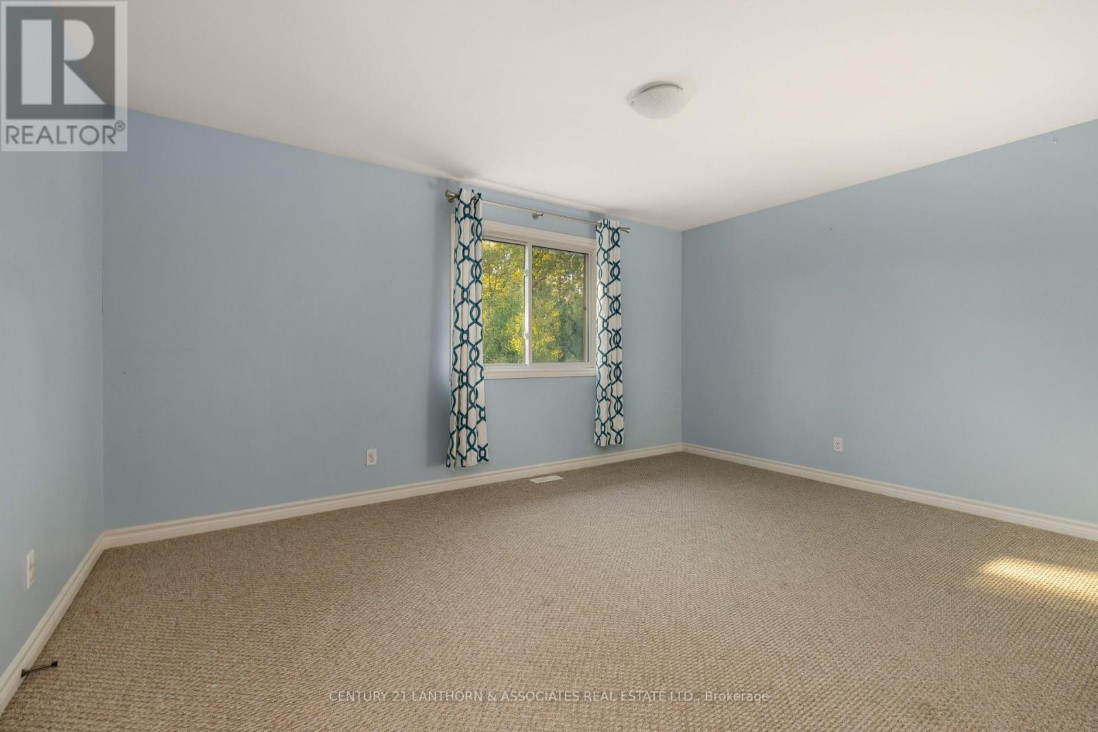 16 ASHWOOD CRES