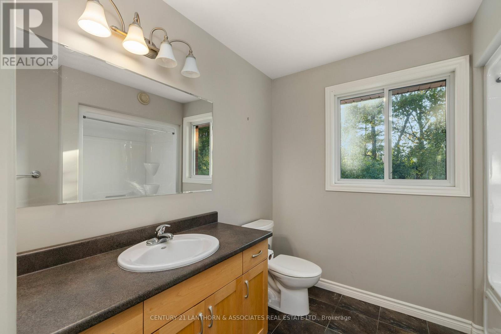 16 ASHWOOD CRES