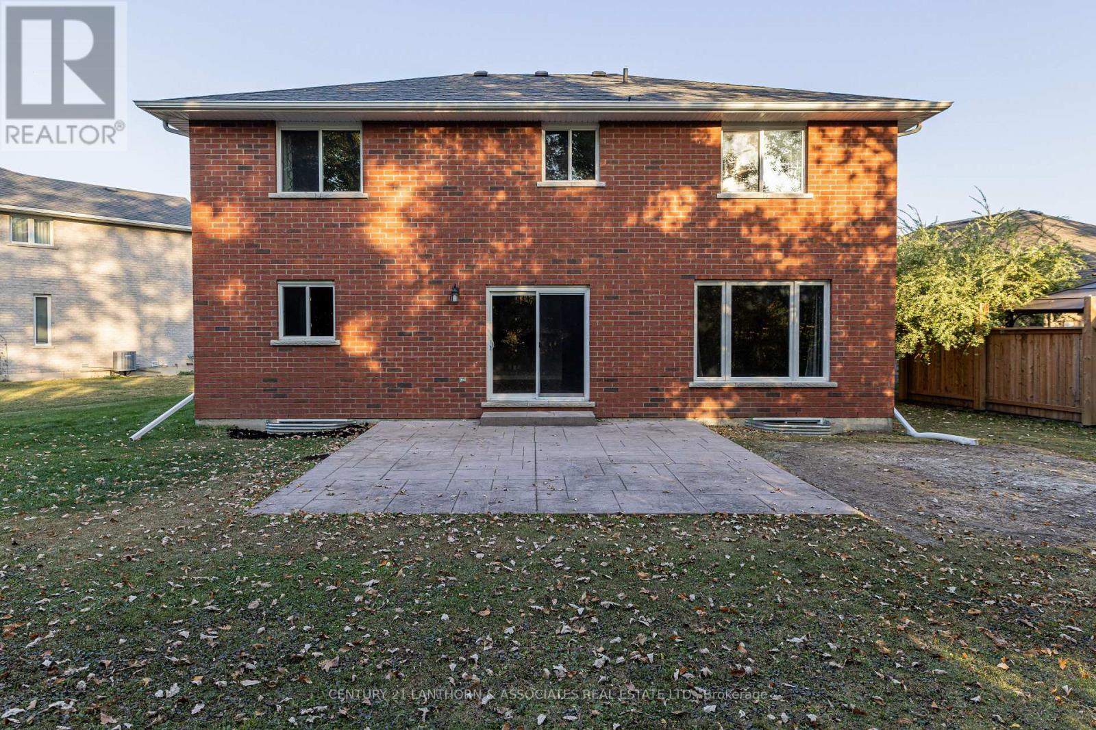 16 ASHWOOD CRES