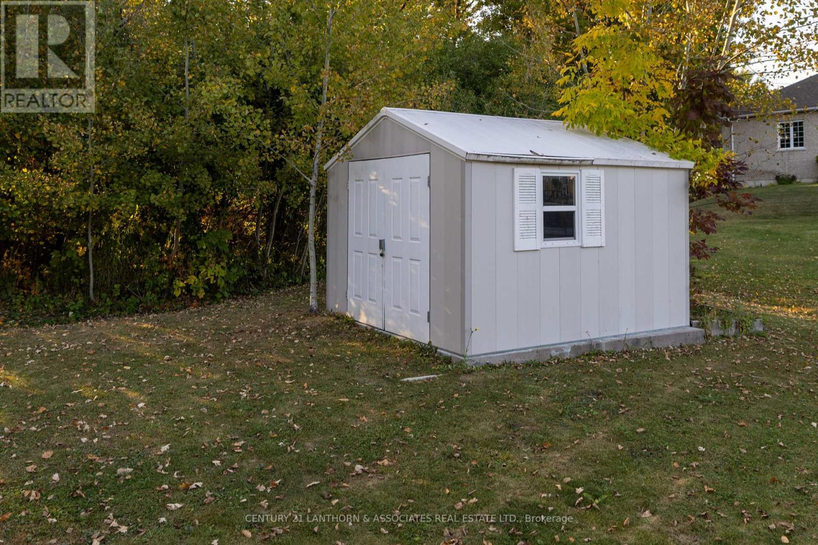 16 ASHWOOD CRES