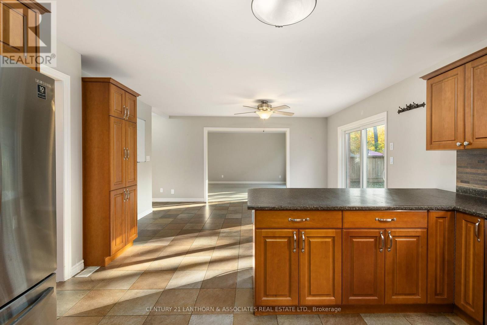 16 ASHWOOD CRES