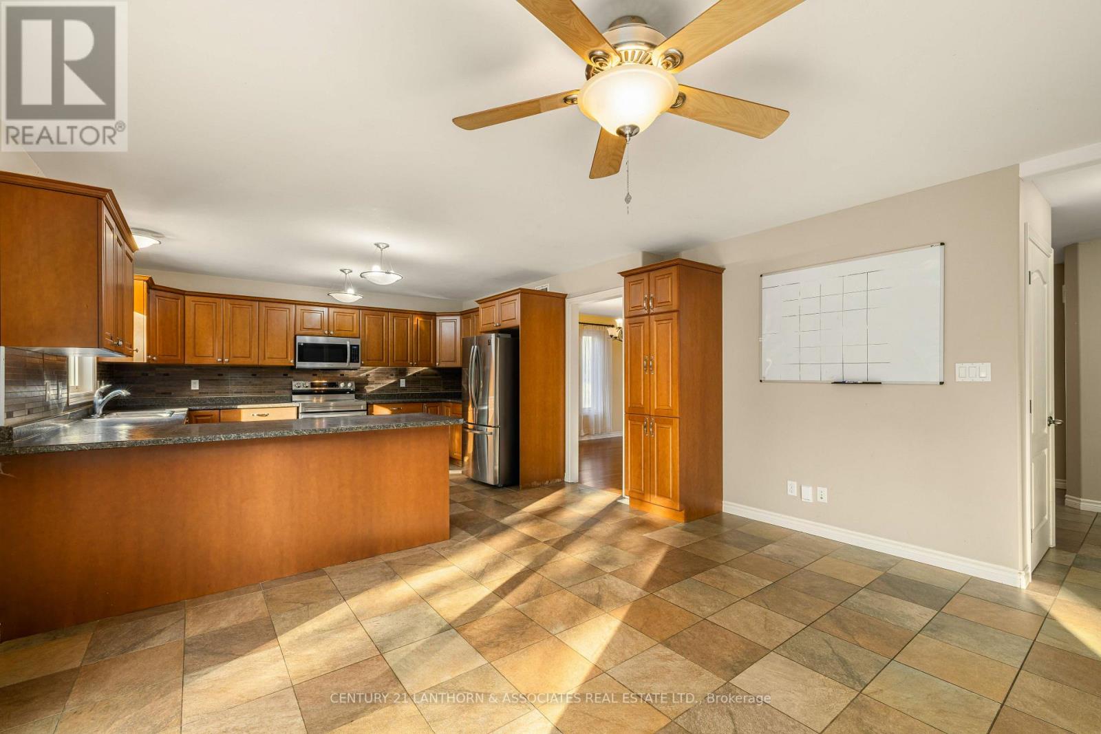 16 ASHWOOD CRES