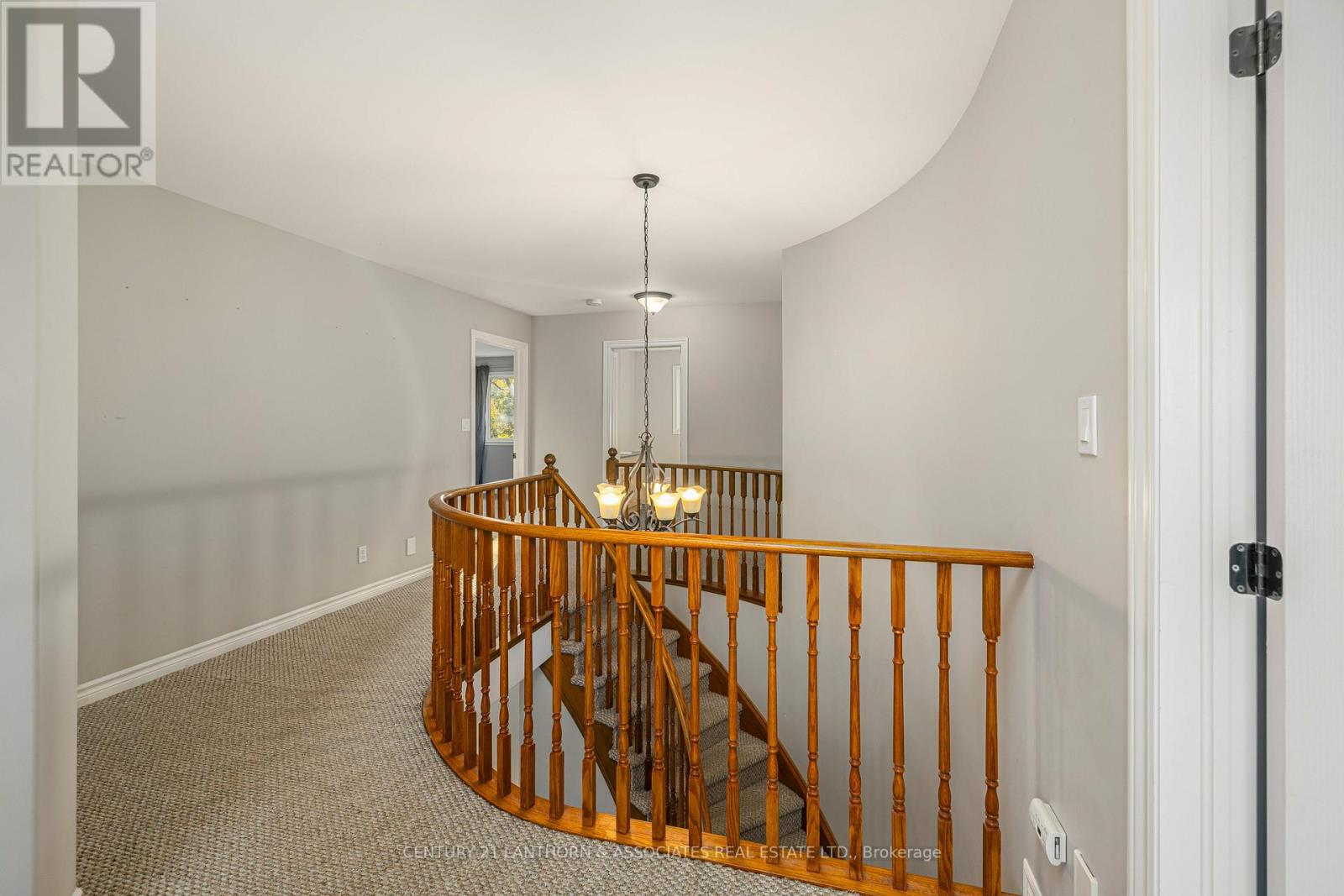 16 ASHWOOD CRES