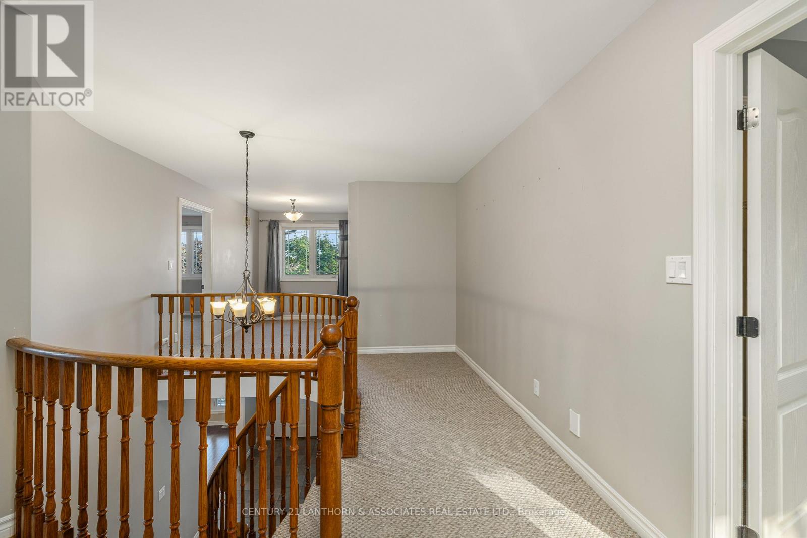 16 ASHWOOD CRES
