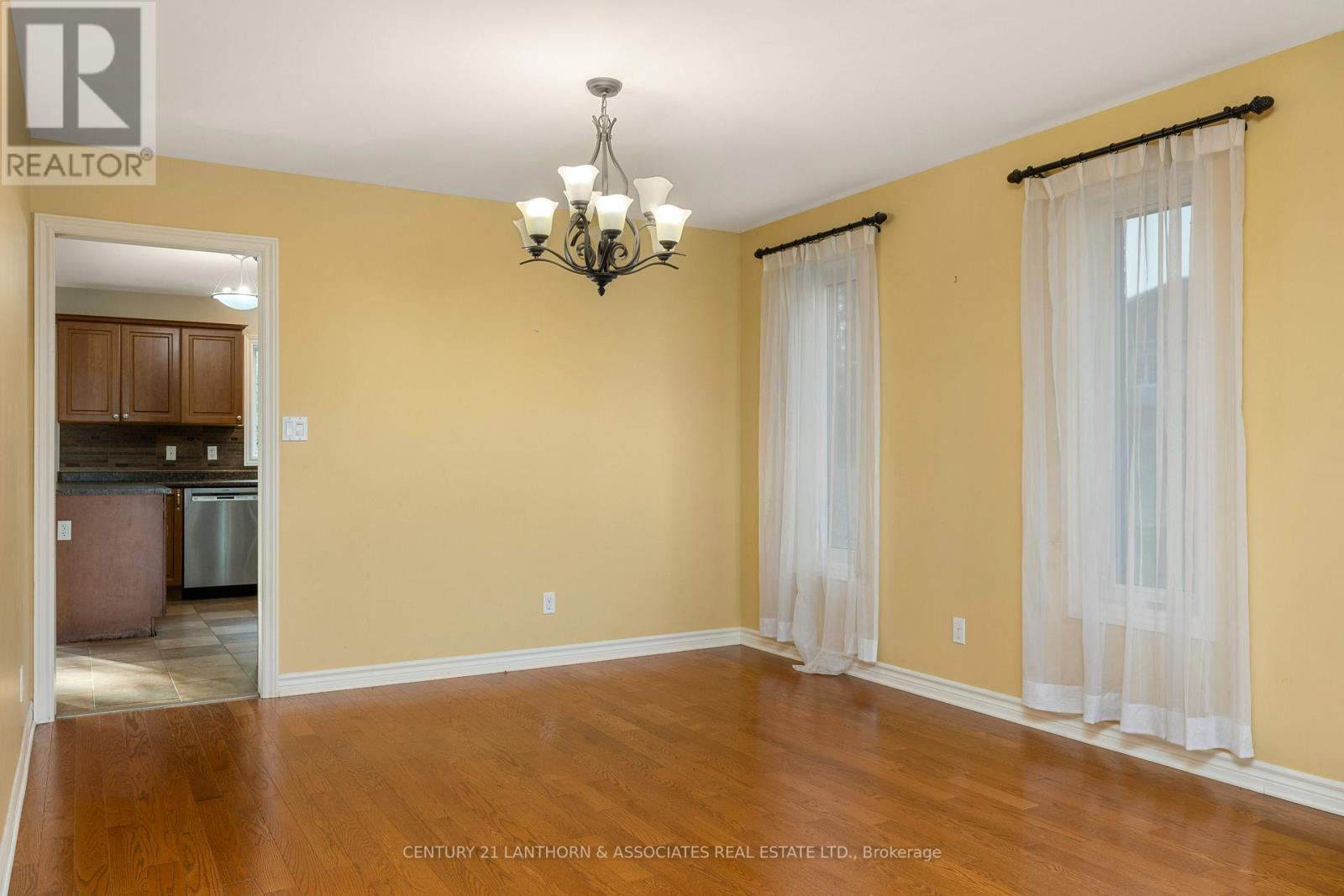 16 ASHWOOD CRES