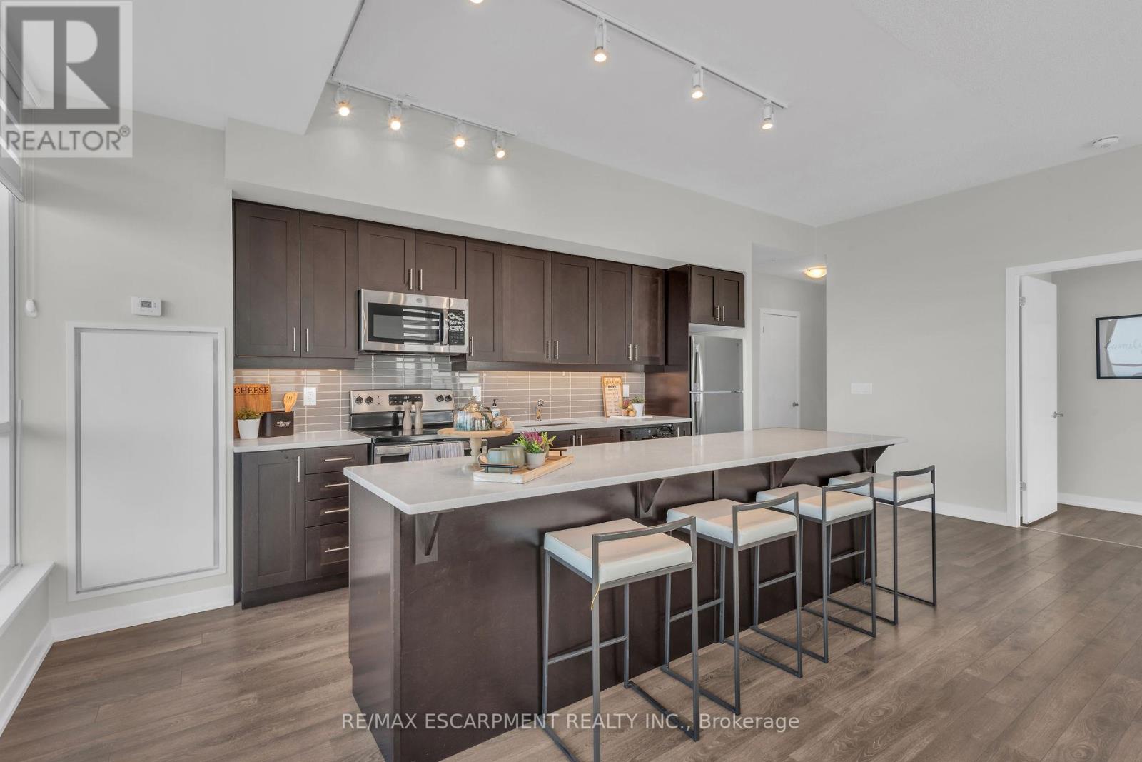 #1404 -550 NORTH SERVICE RD, #1404